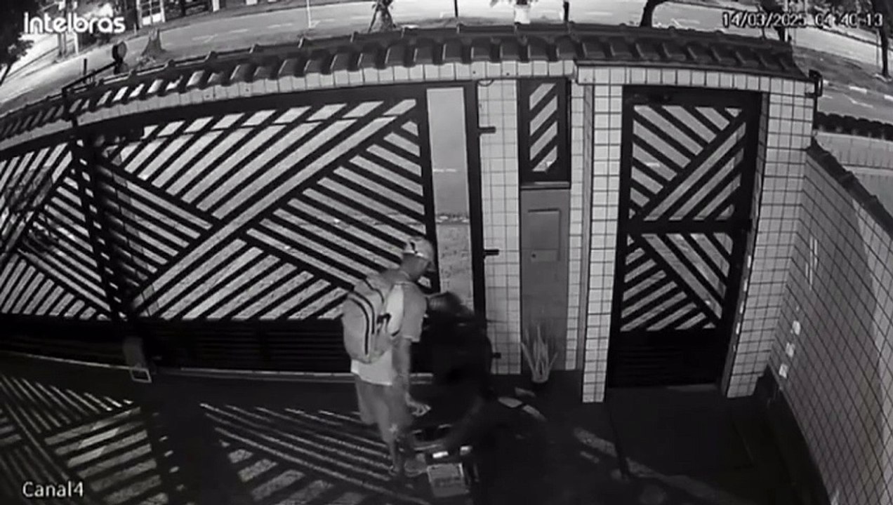 Ladrão invade prédio, tenta furtar moto em São Vicente mas é confrontado por populares e foge