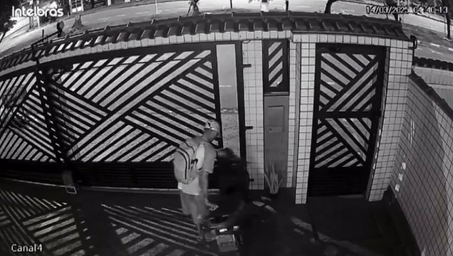 Ladrão invade prédio, tenta furtar moto em São Vicente mas é confrontado por populares e foge