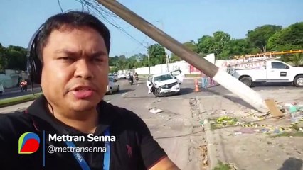 b'Veadculo colidiu com um poste de energia na avenida Joo Paulo II'
