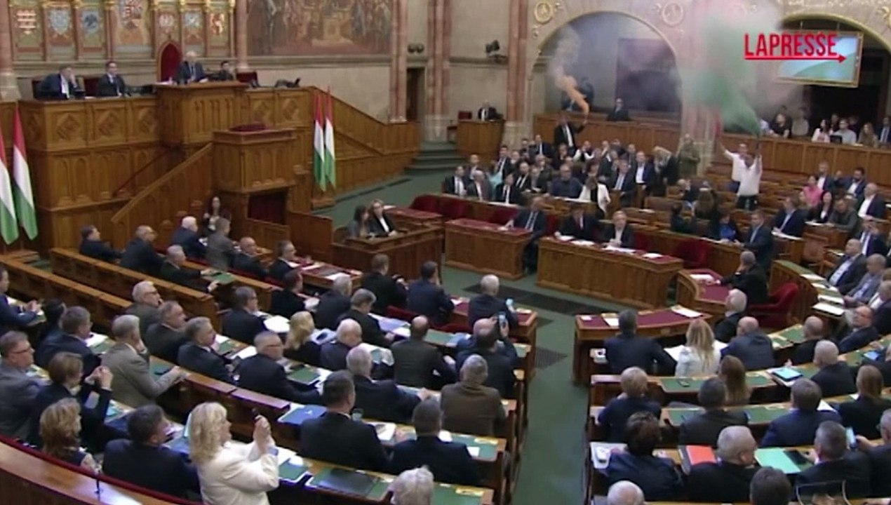 Ungheria, approvata la legge contro gli eventi LBGTQ+: fumogeni e proteste in Parlamento