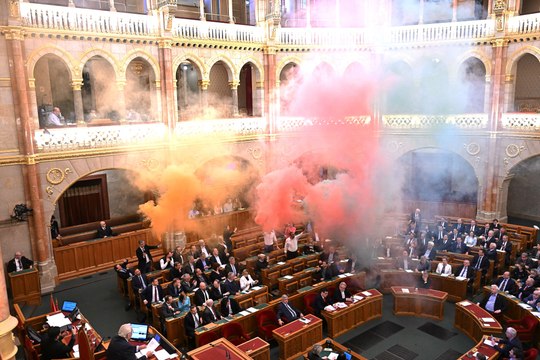 Bengalas en el Parlamento húngaro contra Orbán y la ley que prohíbe el Orgullo