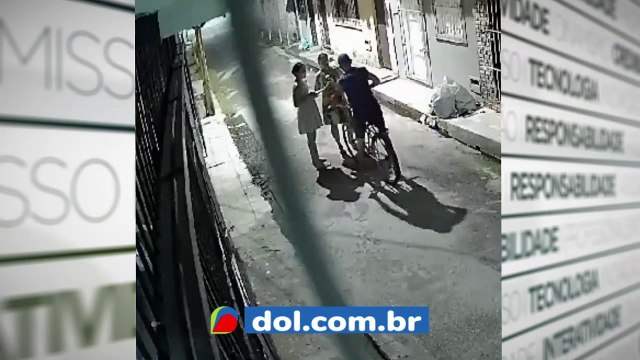 b'Mulheres so assaltadas enquanto carregavam imagem de nossa senhora na rua'