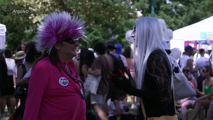 Parlamento húngaro aprova lei que busca proibir Marcha do Orgulho LGBTQ+