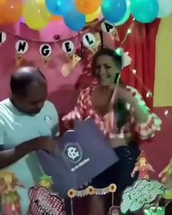 b'torcedor do paysandu entrega a camisa do Remo'