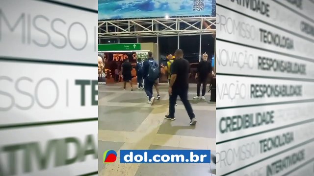 b'Jogadores do Remo levam malho de torcedor em aeroporto'