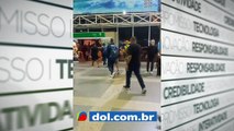 b'Jogadores do Remo  levam malho de torcedor em aeroporto'