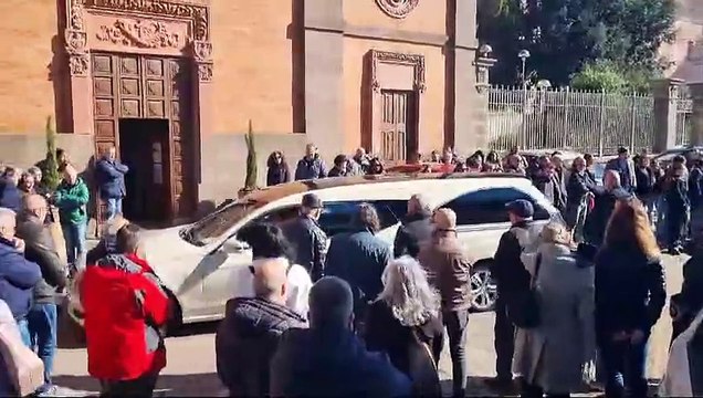 Folla, lacrime e applausi per l'ultimo saluto a Enzo Gavini