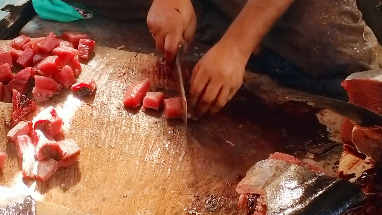 Expert Tuna Cutting at the Fish Market Precision & Skill in Action