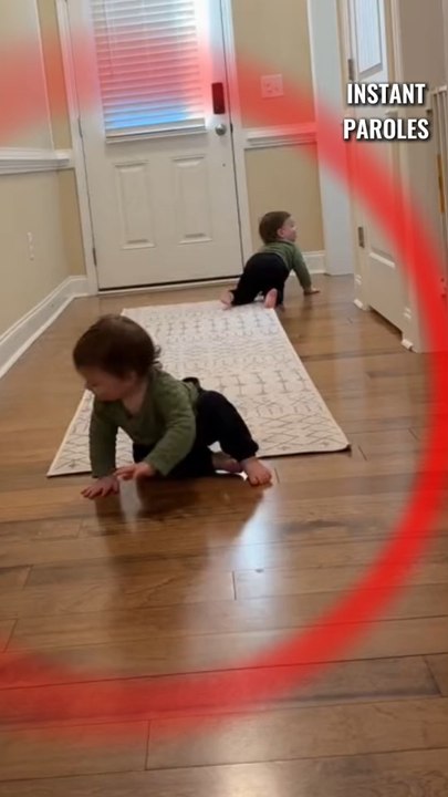 Ces frères jumeaux font leurs premiers pas le même jour