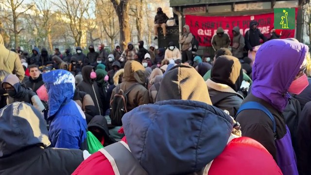 Desalojan a cientos de migrantes que ocupaban un teatro de París