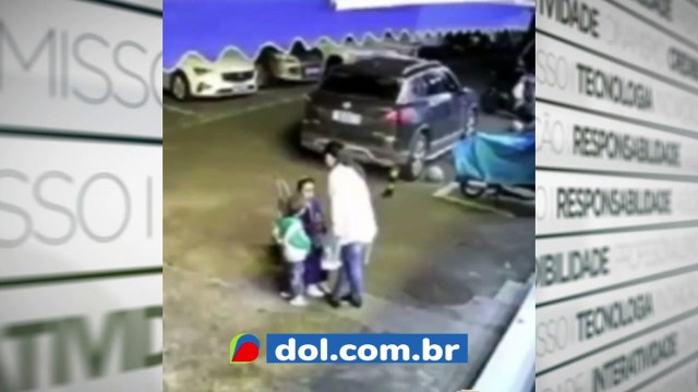 b'Janela cai sobre uma mulher enquanto ela conversava com os filhos'