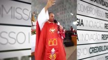 b'padre viraliza nas redes ao cantar 