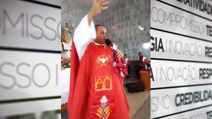 b'padre viraliza nas redes ao cantar "Ta1 Escrito"'