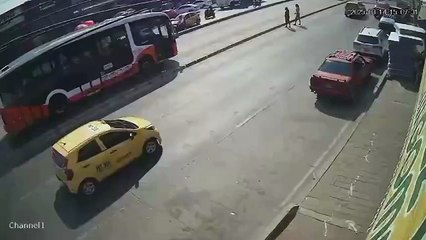 VIDEO: ¡Cruzaba la avenida! Lilianis pierde la vida tras ser arrollada por un bus