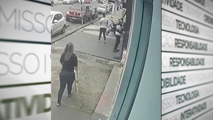 b'Bandidos roubam iphones em loja de Bela9m'