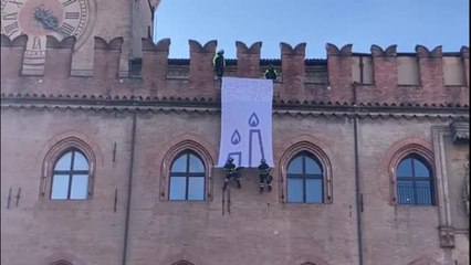 Covid, la giornata del ricordo a Bologna: in piazza Maggiore la lunga tela di 100 metri con i nomi delle vittime. Il video