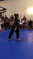 Cette fillette manie la bâton comme une championne d'arts martiaux