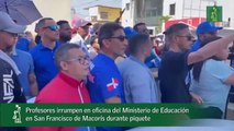 Profesores irrumpen en oficina del Ministerio de Educación en San Francisco de Macorís durante piquete