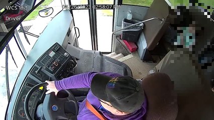 b'Estudante dirige b4nibus escolar para um local seguro apb3s motorista desmaiar'