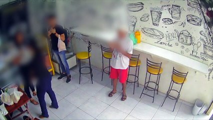 b'assaltante armado invade padaria e rouba celulares de clientes'