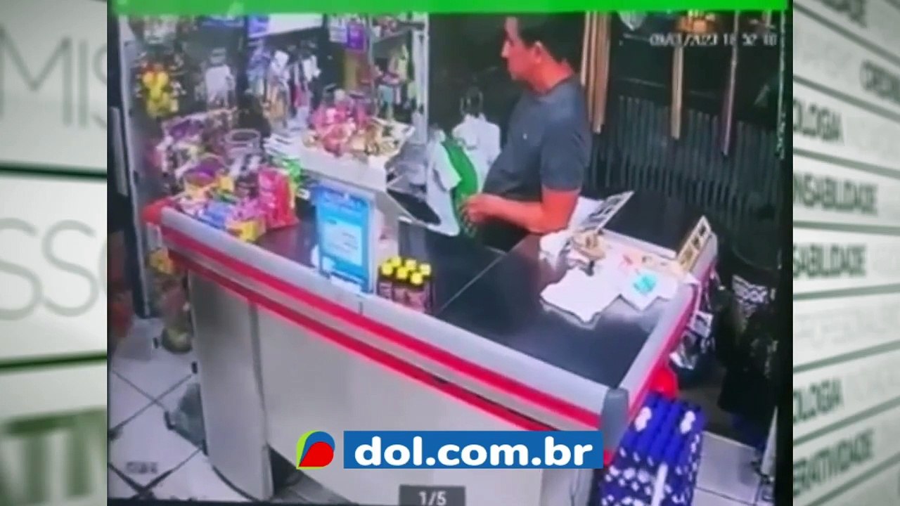 b'Filho defende o pai em assalto em mercadinho em Manaus'
