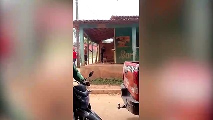 b'Homem morre com facada no pescoa7o'