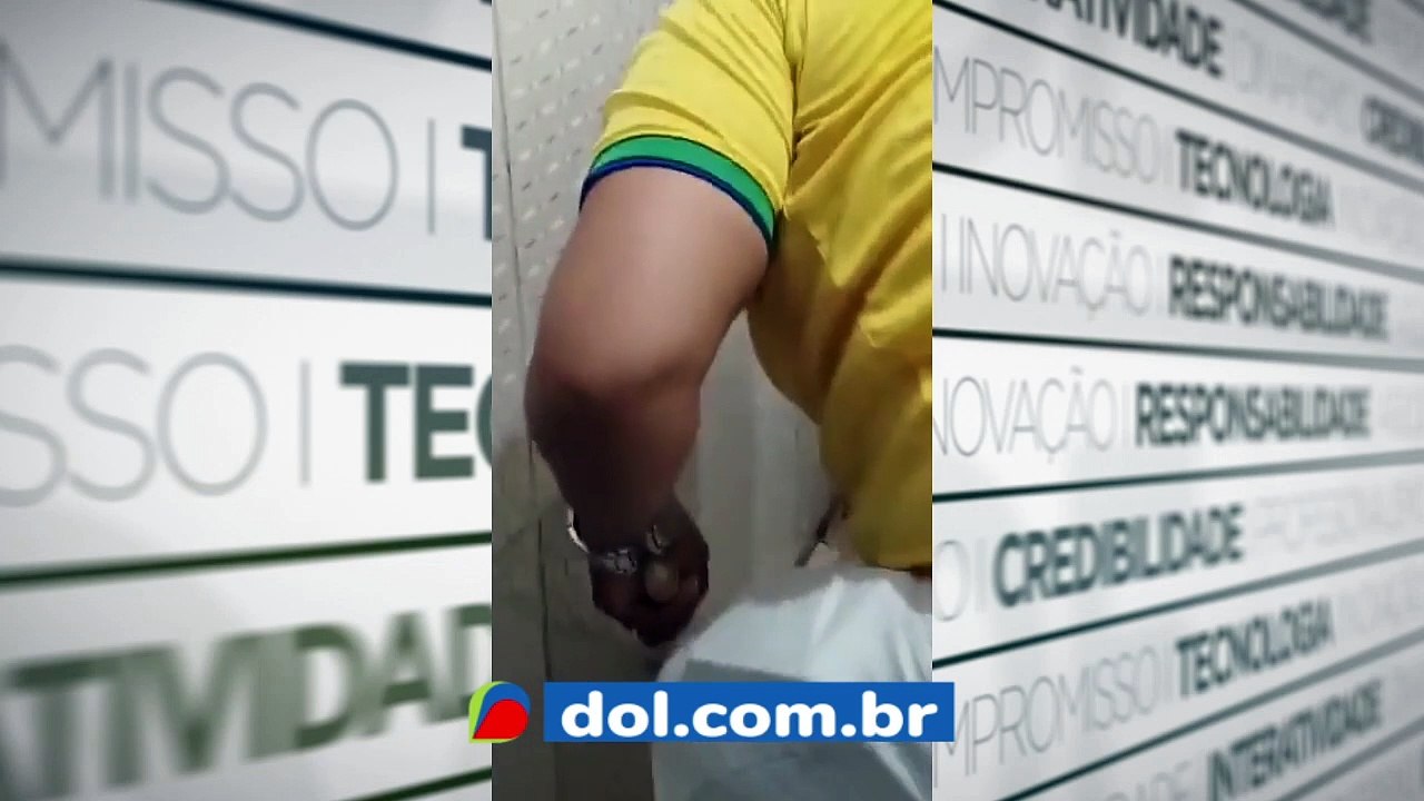 b'Cobra dentro do banheiro'