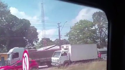 b'Engarrafamento gigantesco na entrada de Castanhal no sentido de quem vai para Santa Maria.'