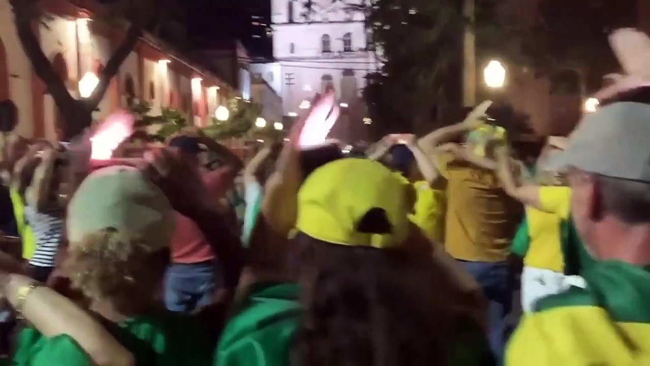 b'Golpistas pedem socorro a extraterrestres '