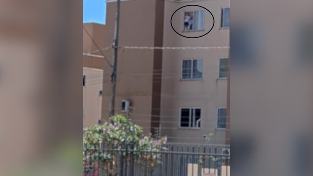 Flagra: Criança se pendura em tela de janela de 3º andar de prédio em Cascavel