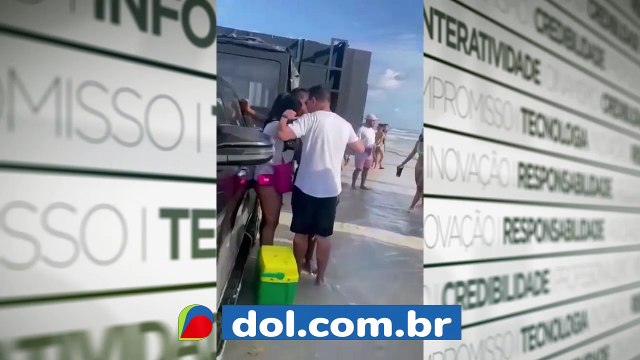 b'Carros ficam atolados na praia em Salinas'