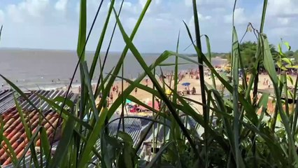 b'Feriado na praia do Outeiro'