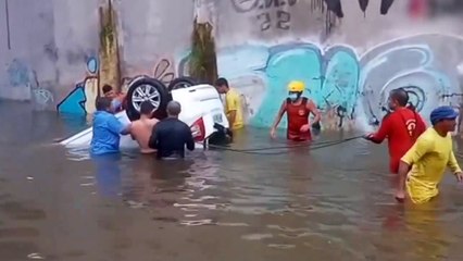 b'Mulher fica presa no carro em alagamento e morre afogada em tbanel no Recife'