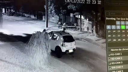 b'Personal espanca MORADOR DE RUA apb3s flagrar traia7o de mulher'