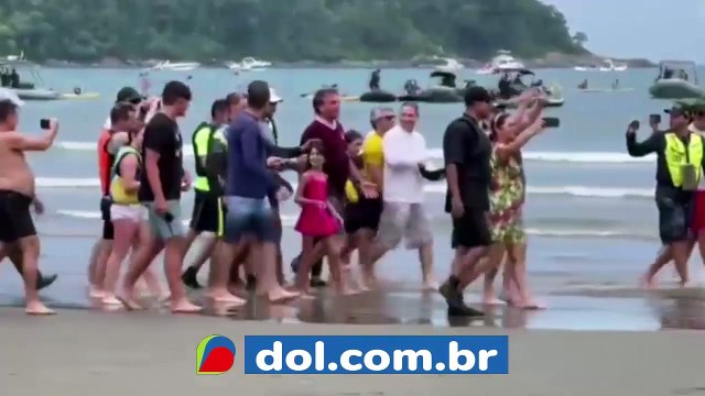 b'Bolsonaro passeia de moto aqua1tica e gera aglomeraa7o de banhistas em praia de Guaruja1 e Praia Grand'