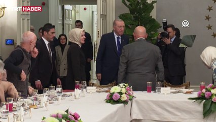 Cumhurbaşkanı Erdoğan'dan eşi Emine Erdoğan'ın yaşlılarla iftarına sürpriz ziyaret