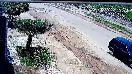 b'Motorista desgovernado bate e fica preso nas ferragens'