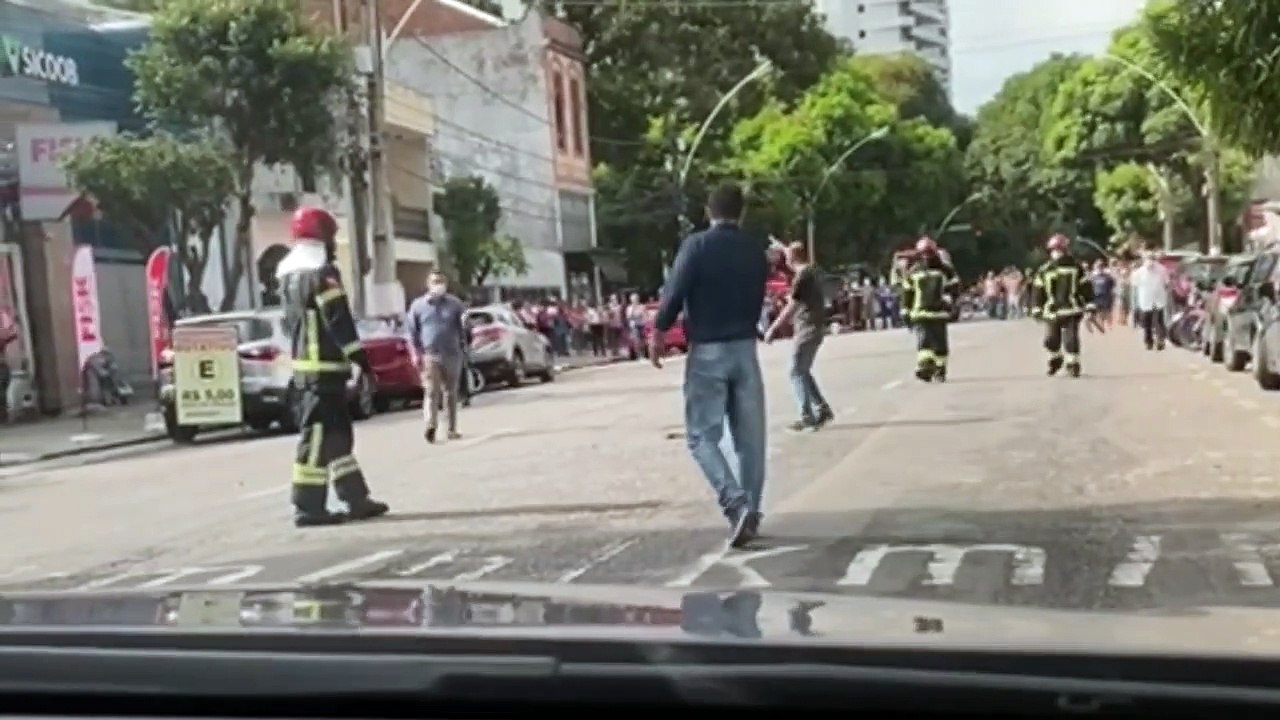 b' Homem com possadvel surto psicb3tico'