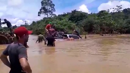 b'Caminhonete a9 arrastada pelas a1guas na BR-230'