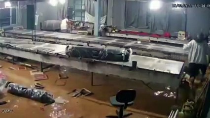 b'Chuvas fortes causam destruia7o em imagem de sistema interno de restaurante'