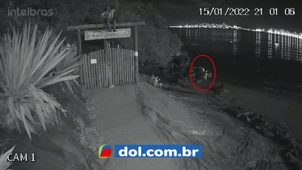 b'V8dDEOS MOSTRAM MOMENTO EM QUE CASAL CHEGA 80 PRAIA E QUANDO OS 2 S83O SOCORRIDOS.'