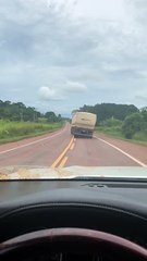 b'Carreta tomba na pista apb3s zig-zag'