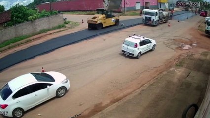 b'acidente com trabalhadores de rodovia em obra'