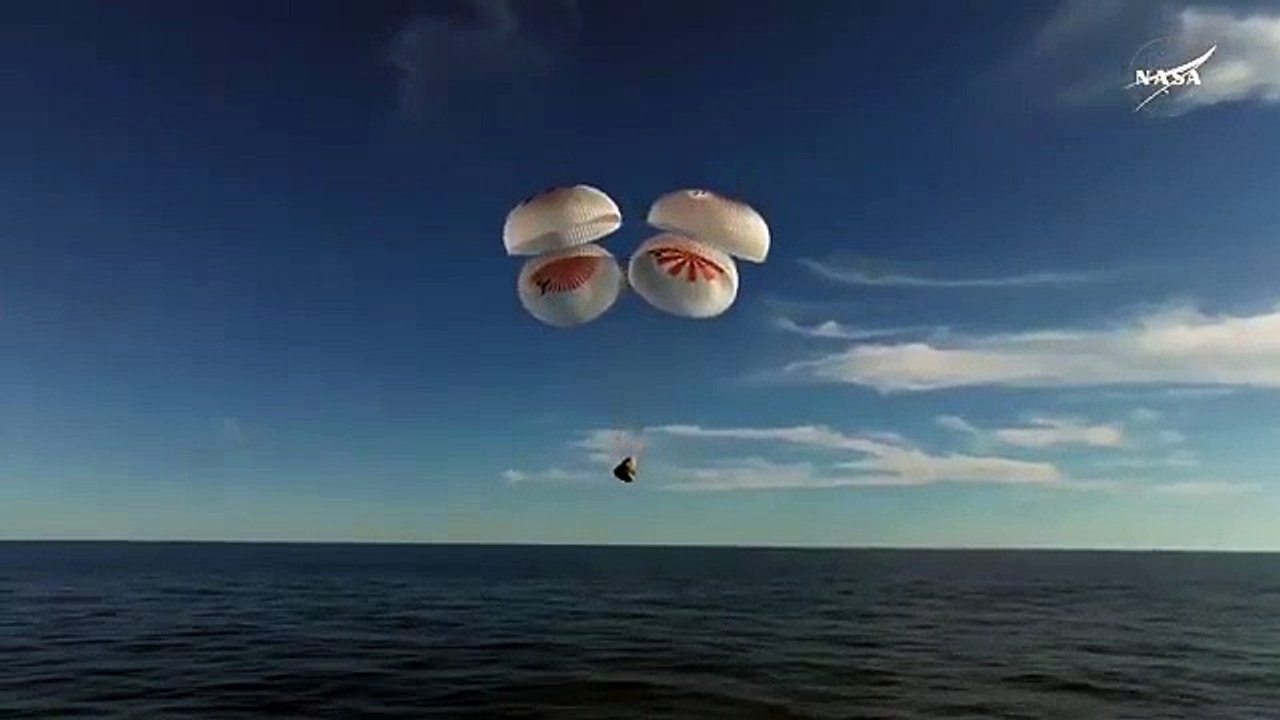 Astronautas presos no espaço desembarcam na Terra