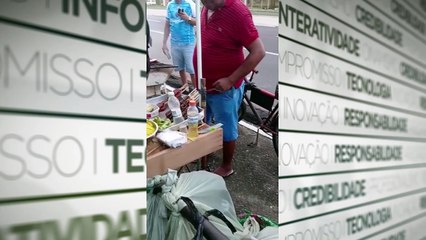 b'montagem vendedores em frente ao esta1dio Paysandu'