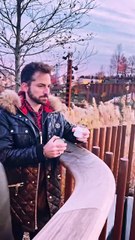 b'Thales Bretas joga as cinzas de Paulo Gustavo em Nova York'