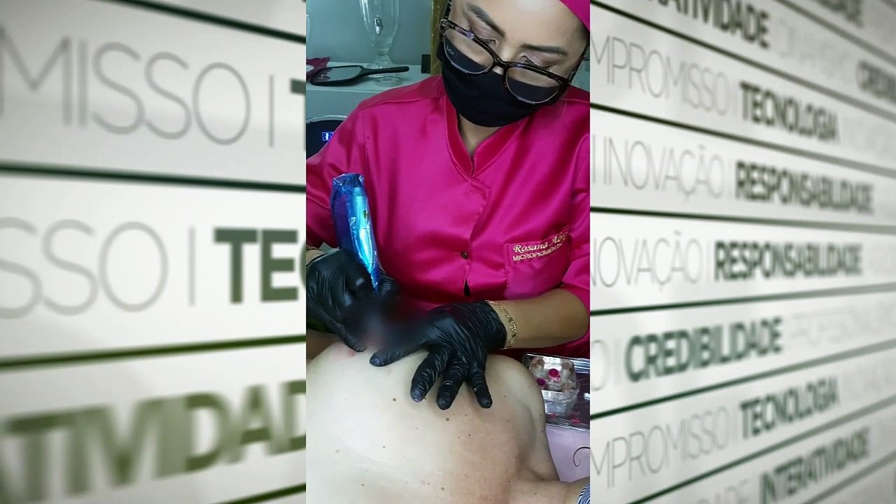 b'Tatuando aurelua do seio'