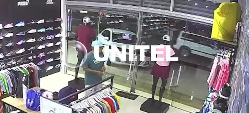 Video: Un hombre ingresó a una tienda para robar zapatos y ropa