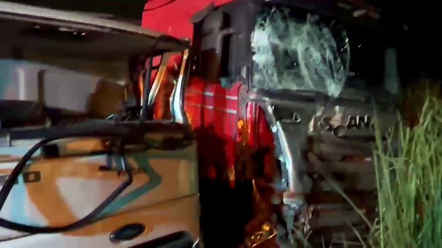 Condutor fica em estado grave após colisão entre caminhão e carreta em Serra dos Dourados