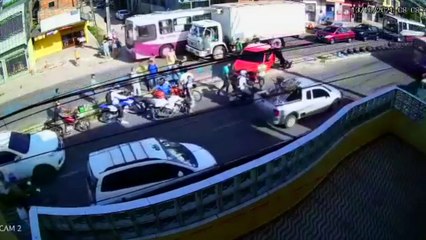 b'motociclista se revolta depois de acidente'